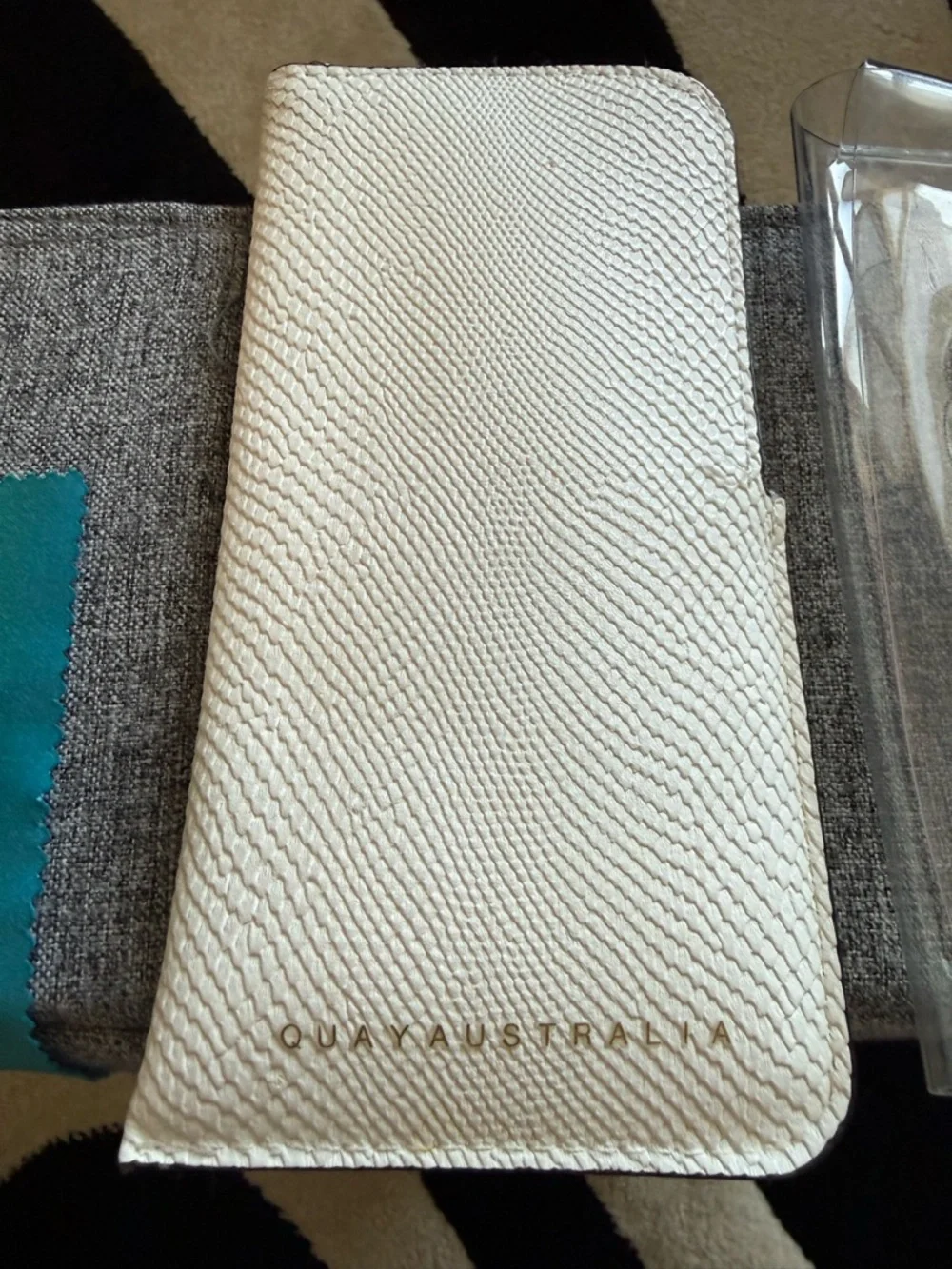 Quay Australia Sunglasses with Sunglasses Case - Picture 6 of 7